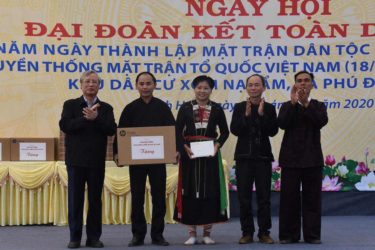 Thường trực Ban Bí thư Trần Quốc Vượng tặng quà khu dân cư xóm Nạ Tẩm.