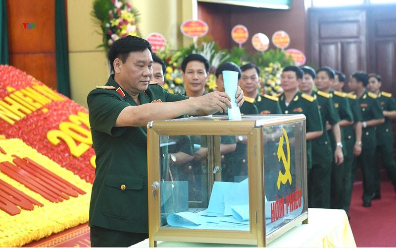  Các đại biểu bỏ phiếu lựa chọn nhân sự tại Đại hội đại biểu Đảng bộ Quân khu 2 lần thứ IX, nhiệm kỳ 2020-2025.