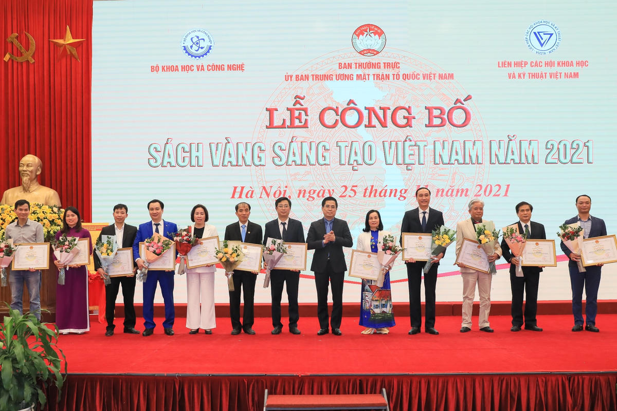 Bộ Khoa học và Công nghệ trao Bằng khen cho các tập thể và cá nhân có thành tích xuất sắc trong công tác phối hợp tổ chức tuyển chọn, biên tập, công bố và phát hành "Sách vàng Sáng tạo Việt Nam" giai đoạn 2016-2021.