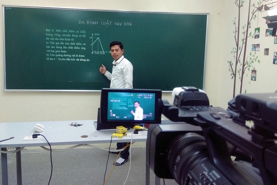 Dạy học trực tuyến được các nhà trường áp dụng để ứng phó với dịch Covid-19.
