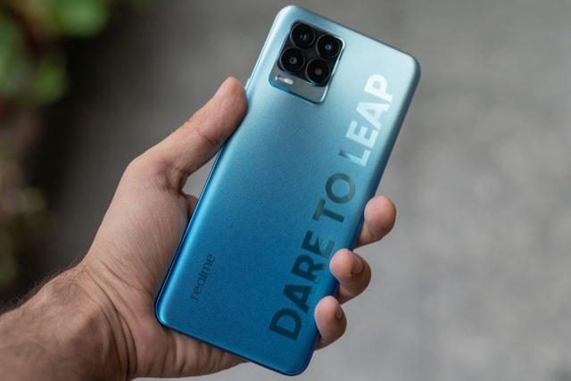 Realme 8 Pro - Điểm nâng cấp đáng chú ý nhất trên mẫu máy này so với phiên bản tiền nhiệm nằm ở hệ thống camera. Realme 8 Pro tích hợp cảm biến 108 MP, hỗ trợ công nghệ gộp pixel 9 trong 1 giúp cải thiện chất lượng ảnh chụp trong điều kiện ánh sáng yếu. Máy được trang bị bộ xử lý Snapdragon 720G, dung lượng RAM 8 GB cùng bộ nhớ trong 128 GB. Viên pin đi kèm theo máy có dung lượng 4.500 mAh, tích hợp sạc nhanh 50 W. Máy được bán ra tại Việt Nam với mức giá 8,7 triệu đồng.