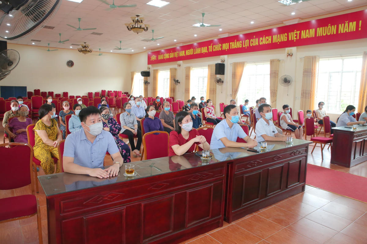 Hoạt động trao tặng tiền được tổ chức sáng nay, 8/8, tại trụ sở phường Lộc Hạ (TP Nam Định). Ảnh: Viết Dư.