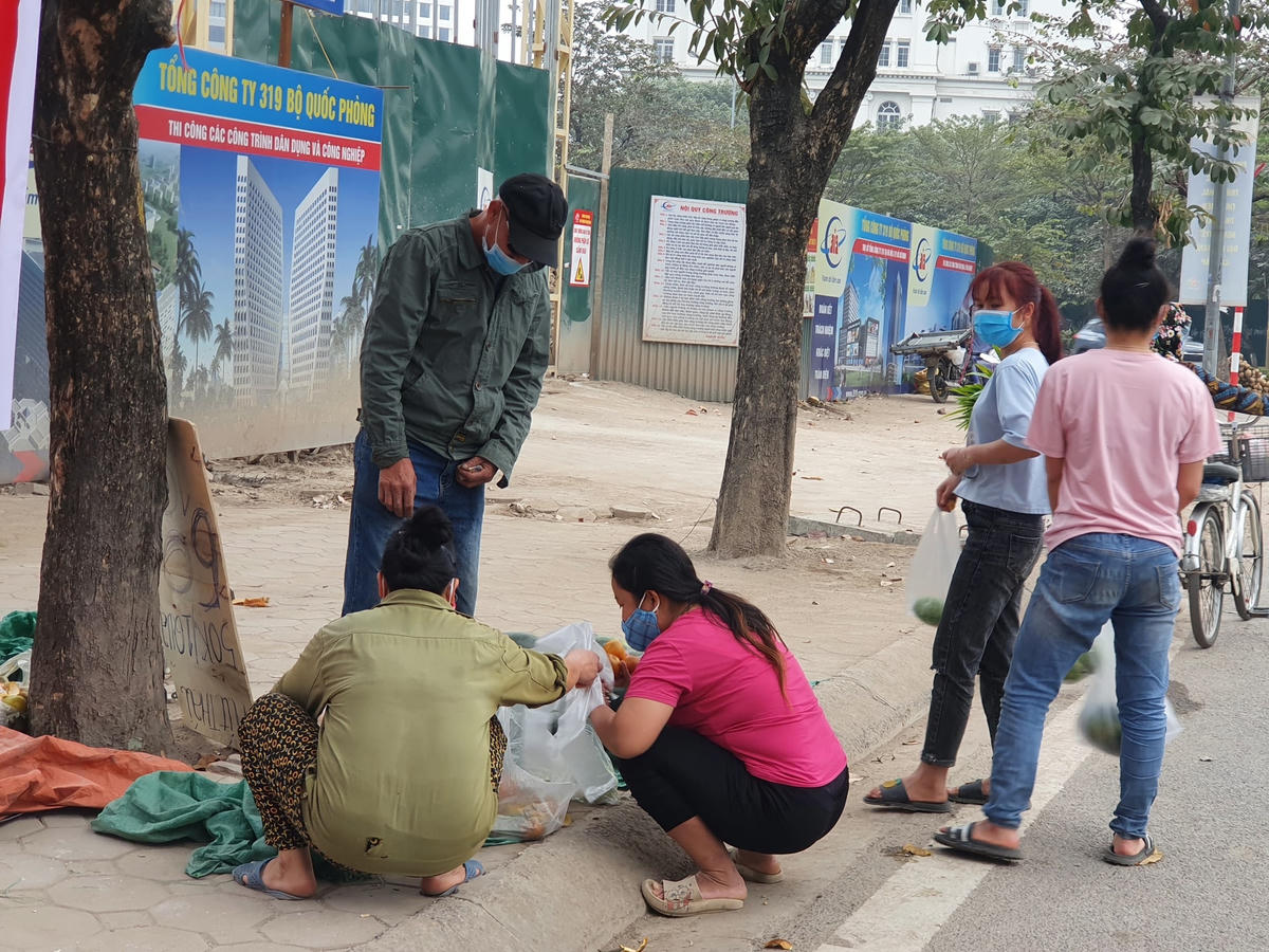 Nhiều người dân tranh thủ lúc mít Thái, dưa hấu... hạ giá đã mua ủng hộ bà con.