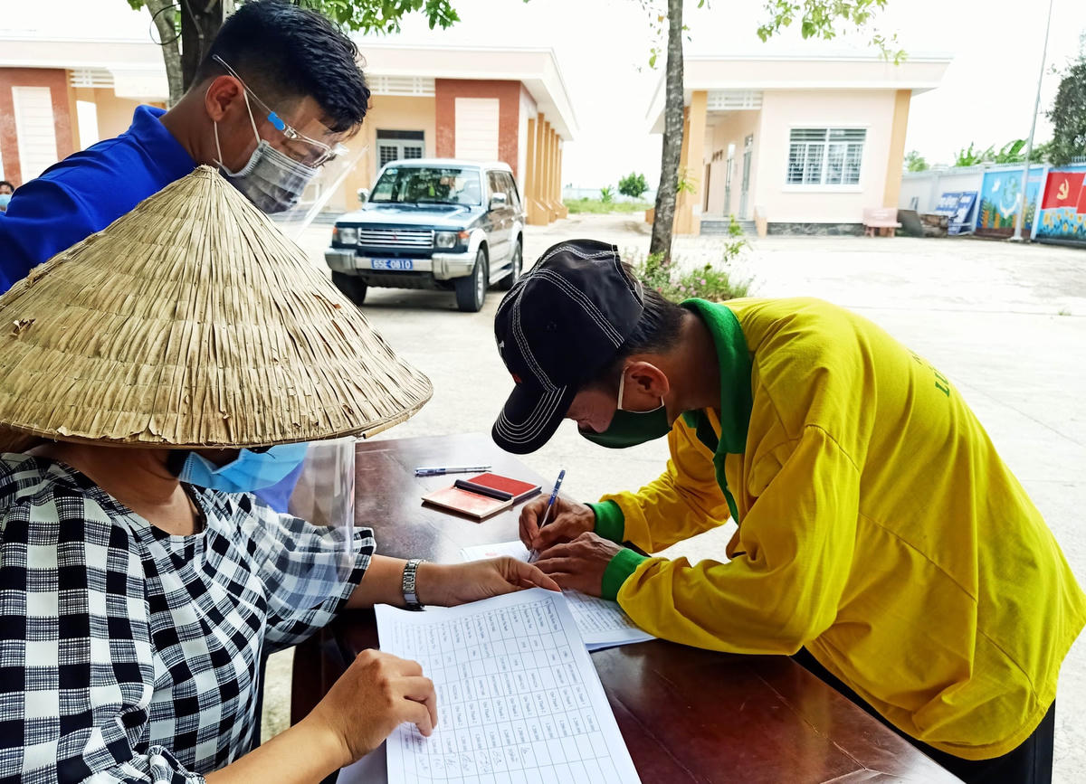 Quận Ô Môn chi hỗ trợ tiền cho người bán vé số lẻ.