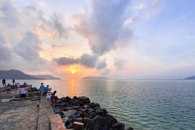 Ban Chỉ đạo phòng chống dịch Covid-19 tỉnh Bà Rịa - Vũng Tàu đề nghị người dân hạn chế ra ngoài, giữ khoảng cách ít nhất 2 m khi tiếp xúc (Ảnh: A.X).
