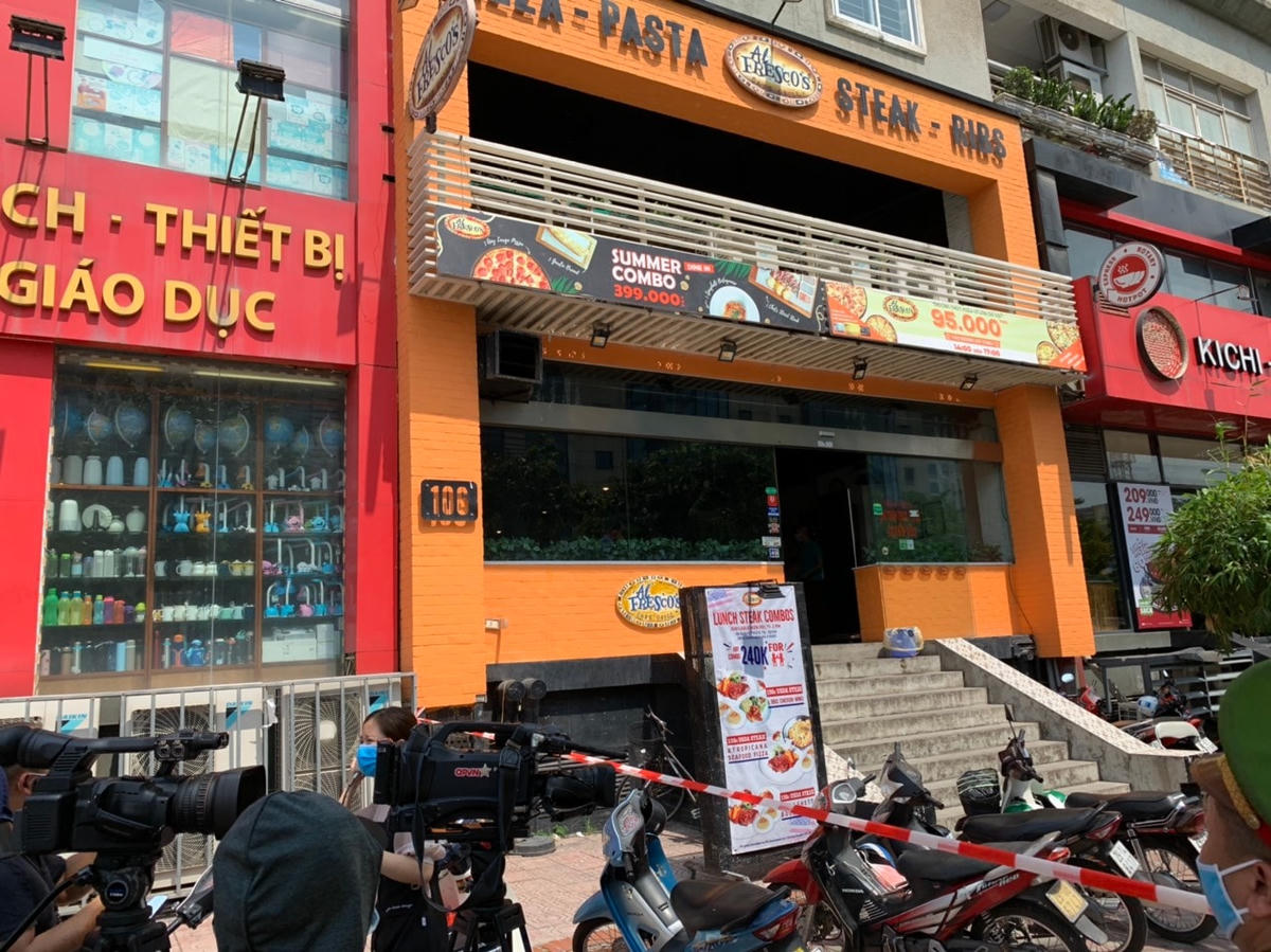 Công an chăng dây một khoảng 30 m xung quanh nhà hàng. Ảnh: Lan Anh.