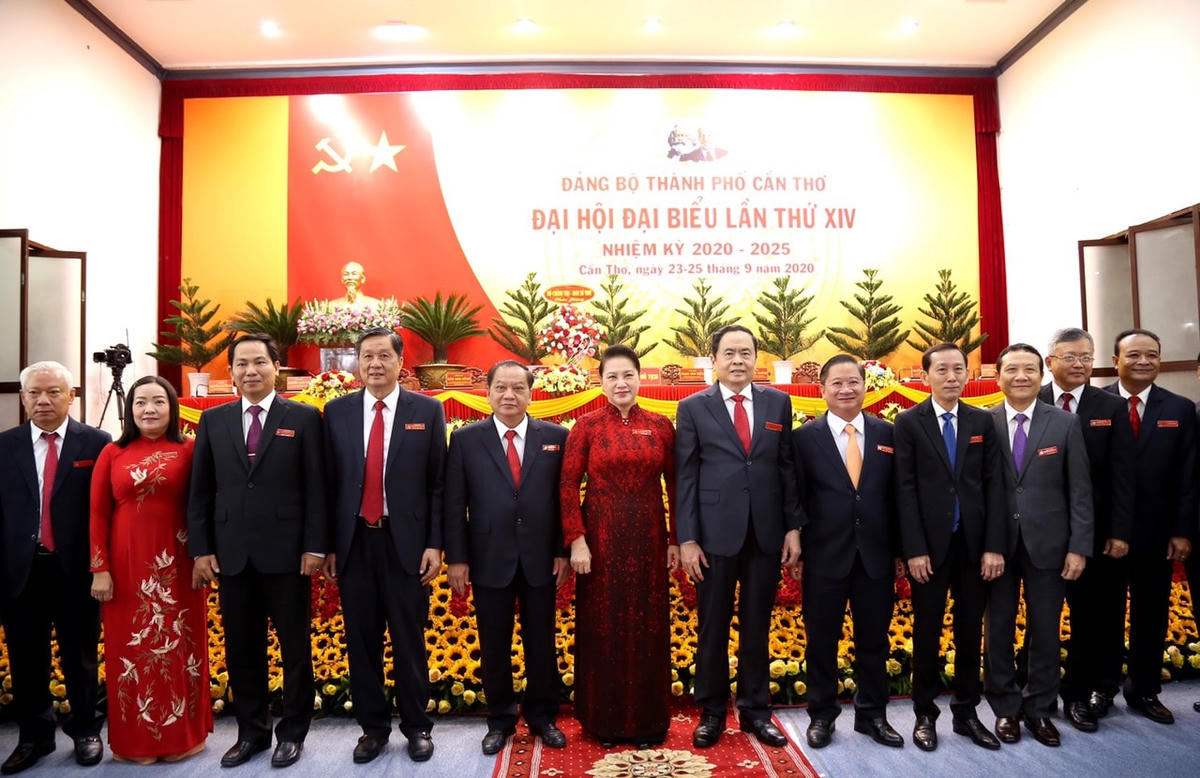 Chủ tịch Quốc hội Nguyễn Thị Kim Ngân và Chủ tịch Trần Thanh Mẫn chụp ảnh với đại biểu dự Đại hội.
