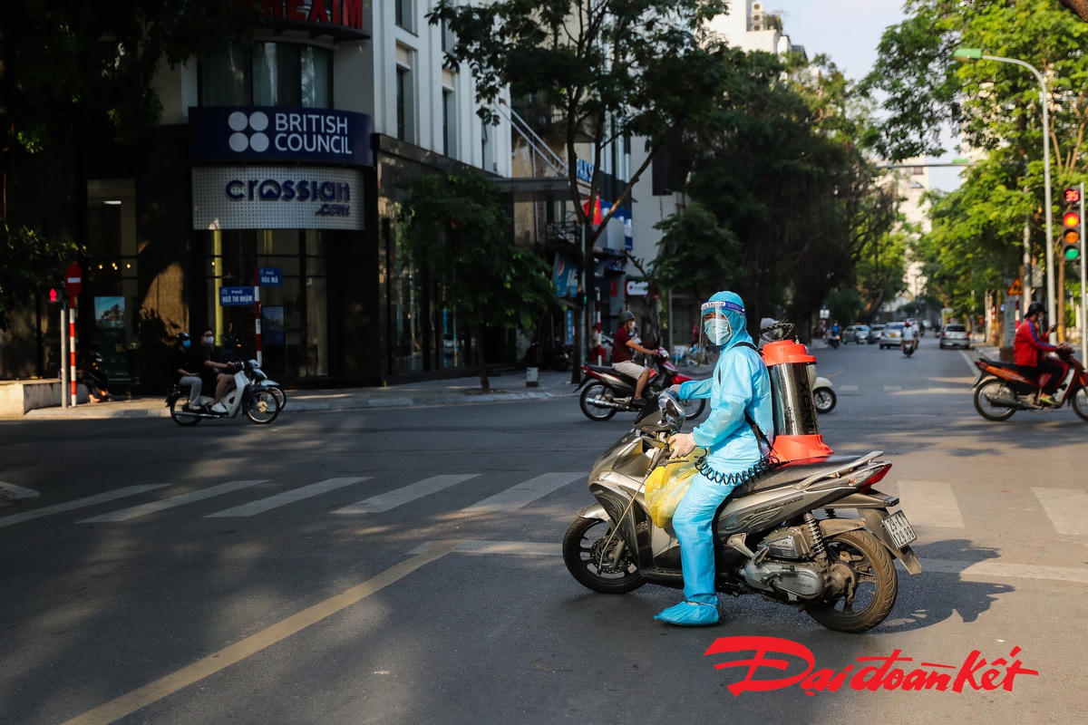 [ẢNH] Triển khai biện pháp phòng dịch tại quận Hai Bà Trưng liên quan 5 ca dương tính 