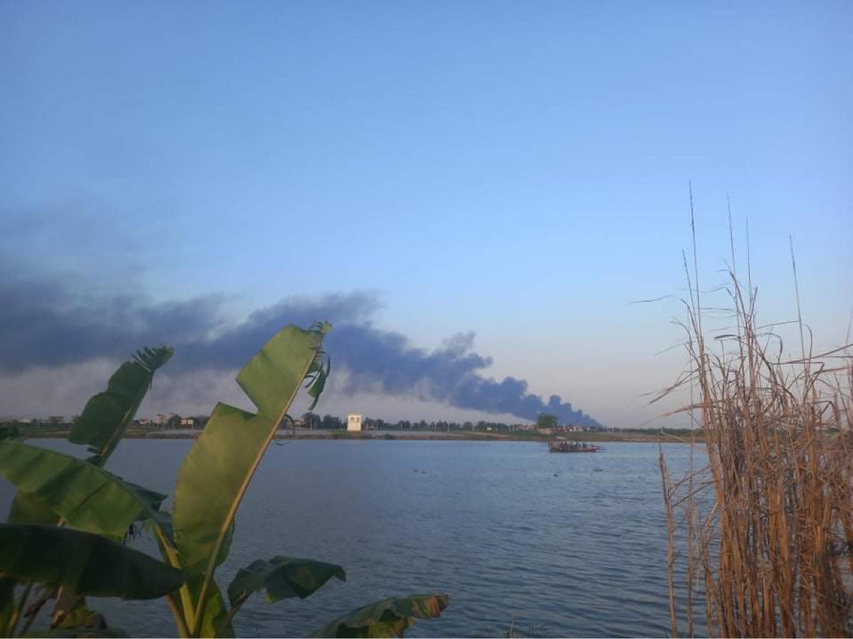 Cột khói từ đám cháy bốc lên cao khiến người dân ở cách xa hiện trường tới 10km cũng có thể dễ dàng nhận ra.