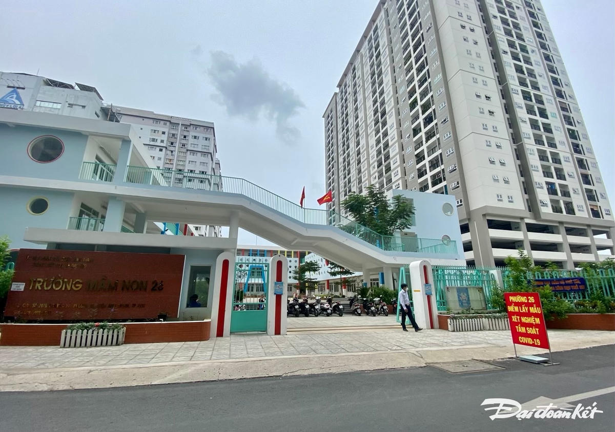Trương Mầm non phường 26 chung lối đi nội bộ với khoảng 4500 nhân khẩu thuộc chung cư Richmond City (207C Nguyễn Xí, quận Bình Thạnh) được chọn sử làm nơi xét nghiệm và cách ly.
