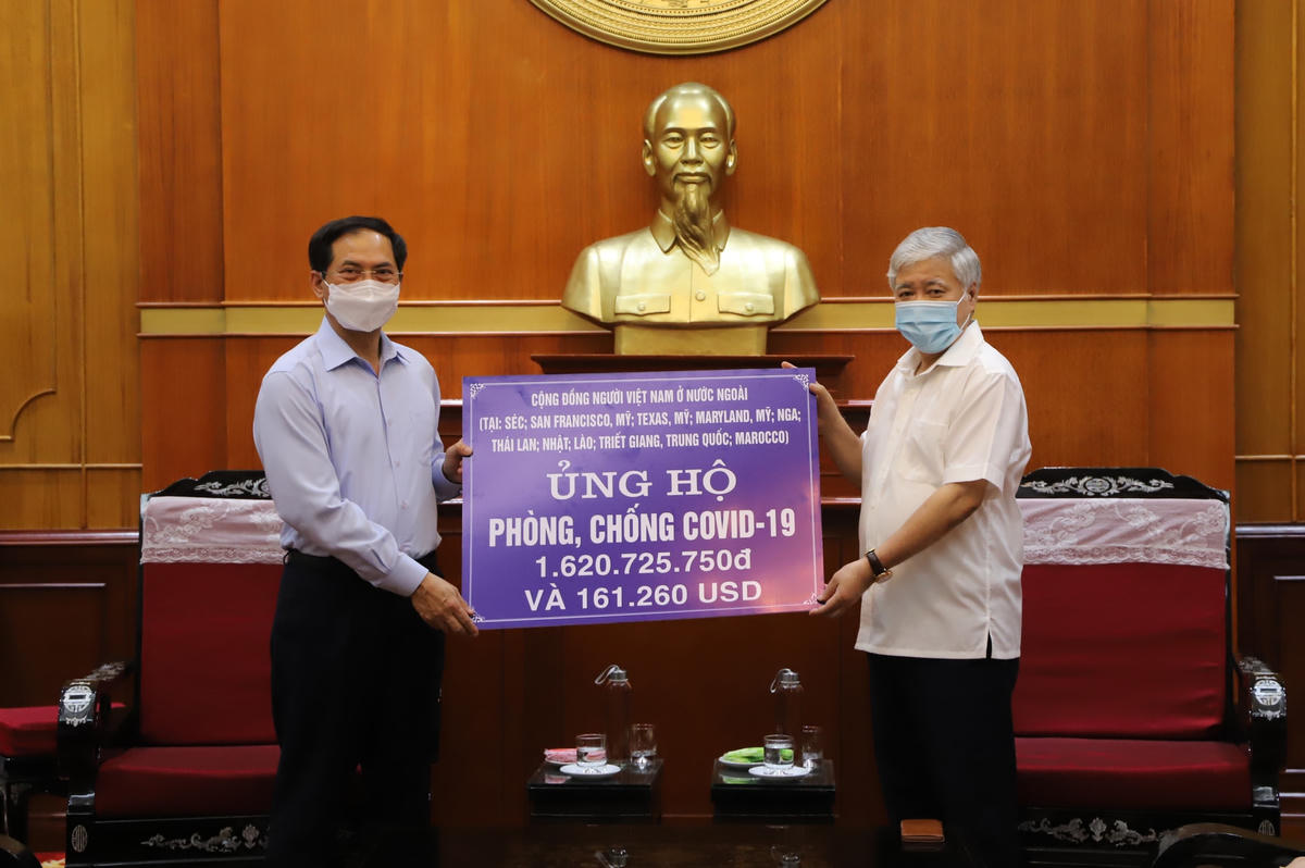 Chủ tịch Đỗ Văn Chiến tiếp nhận ủng hộ từ Cộng đồng người Việt Nam ở nước ngoài tại Séc, Mỹ, Nga, Thái Lan, Nhật Bản, Lào, Trung Quốc, Marocco.