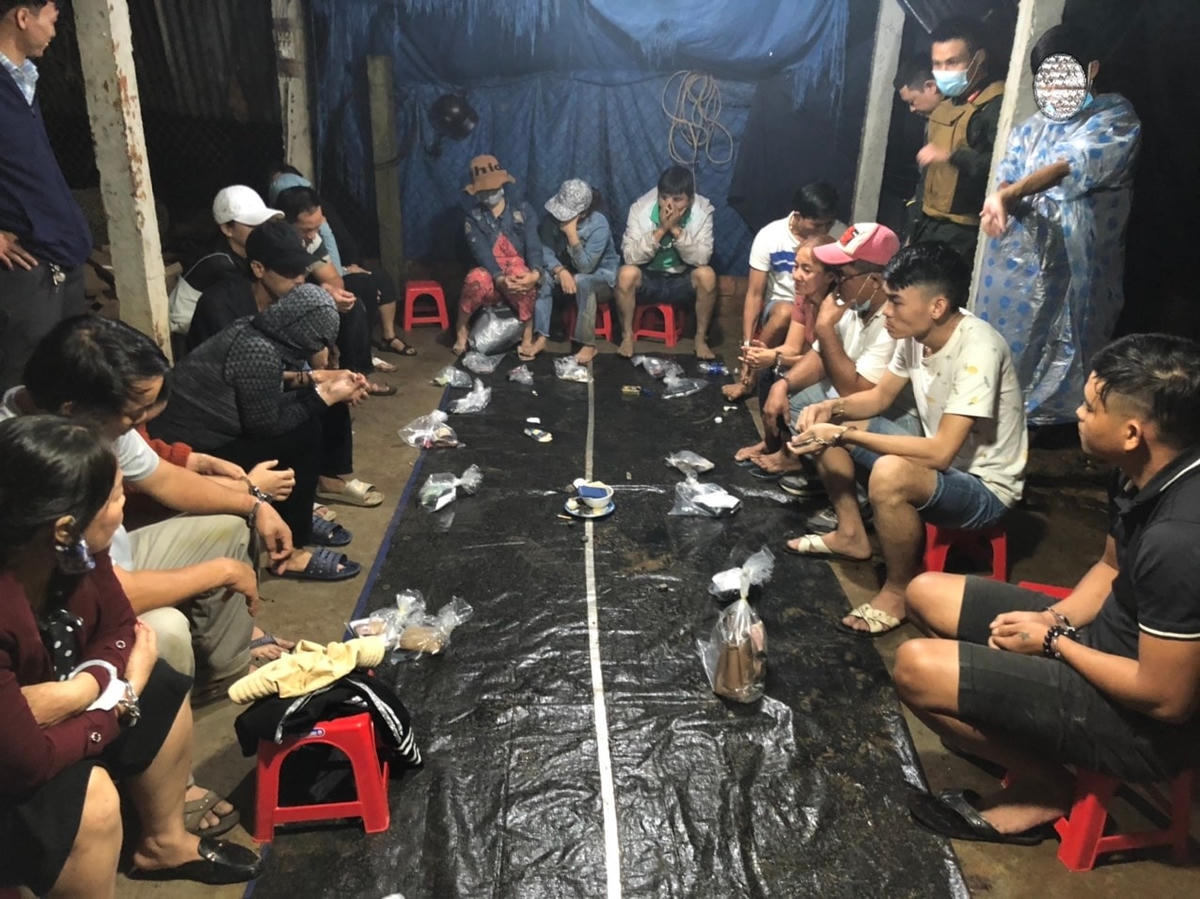 Bắt quả tang các đối tượng đánh bạc ở xã Tam Mỹ Đông.