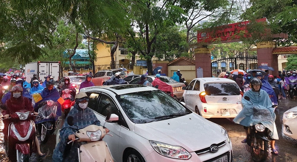 Trường học xa nhà khiến các bậc phụ huynh phải chật vật trong việc đưa đón con đến trường mỗi ngà