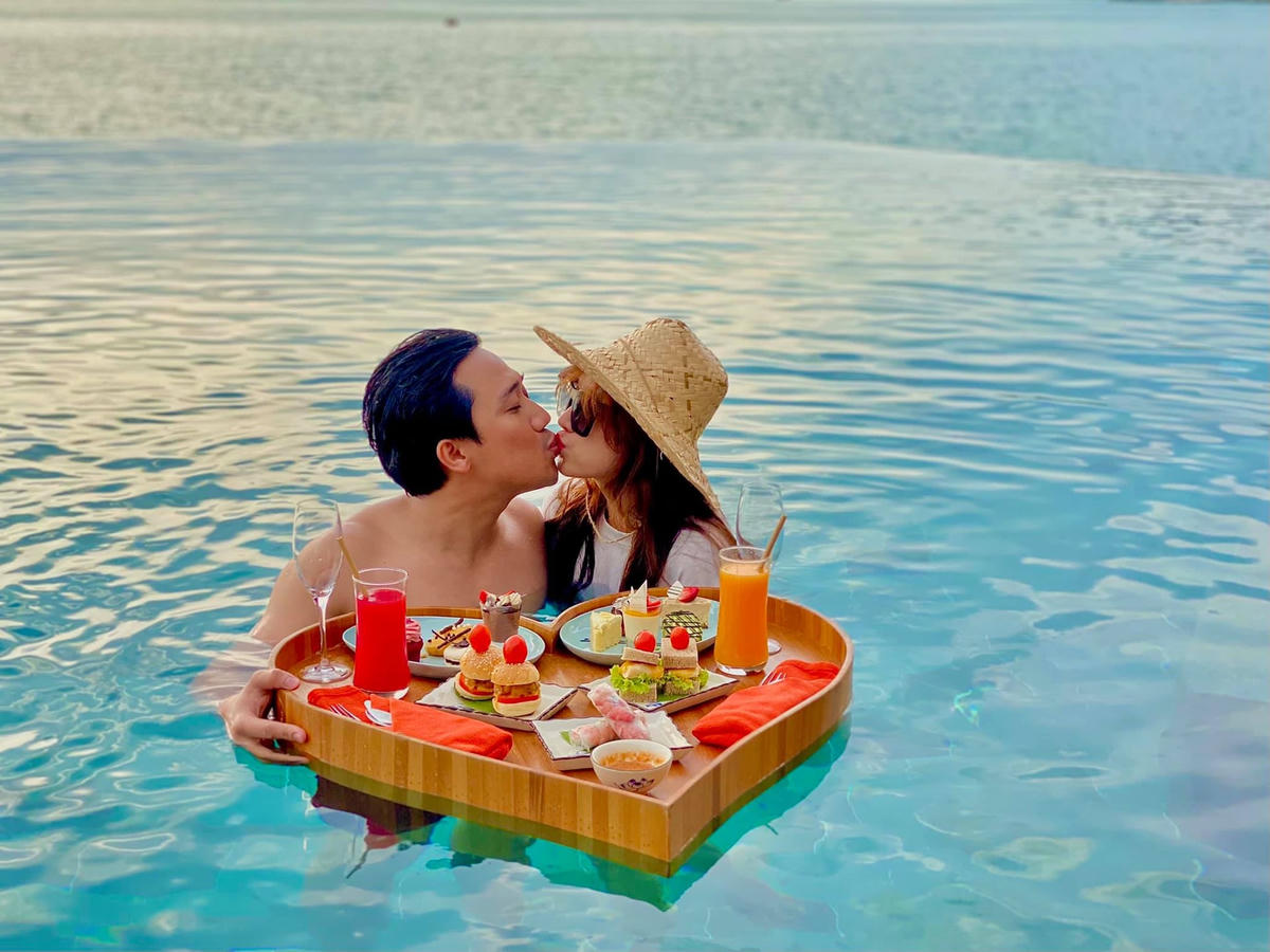 Hariwon đăng ảnh hạnh phúc bên Trấn Thành trong chuyến nghỉ dưỡng ở Nha Trang.