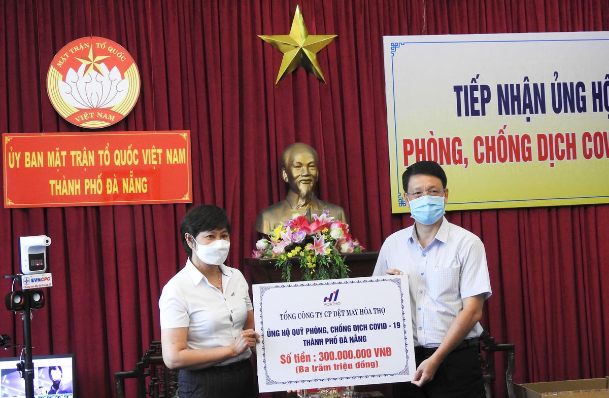 Chủ tịch Ủy ban MTTQ Việt Nam TP Đà Nẵng Ngô Xuân Thắng (phải) tiếp nhận ủng hộ từ Tổng Công ty CP dệt may Hòa Thọ. Ảnh Thanh Tùng.
