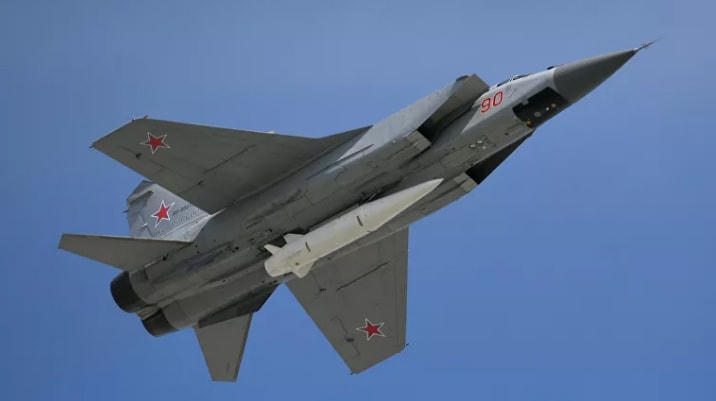 Tiêm kích đa năng MiG-31 với tên lửa siêu thanh Kinzhal trong cuộc diễu binh nhân kỷ niệm 73 năm chiến thắng Chiến tranh Vệ quốc vĩ đại 1941-1945.