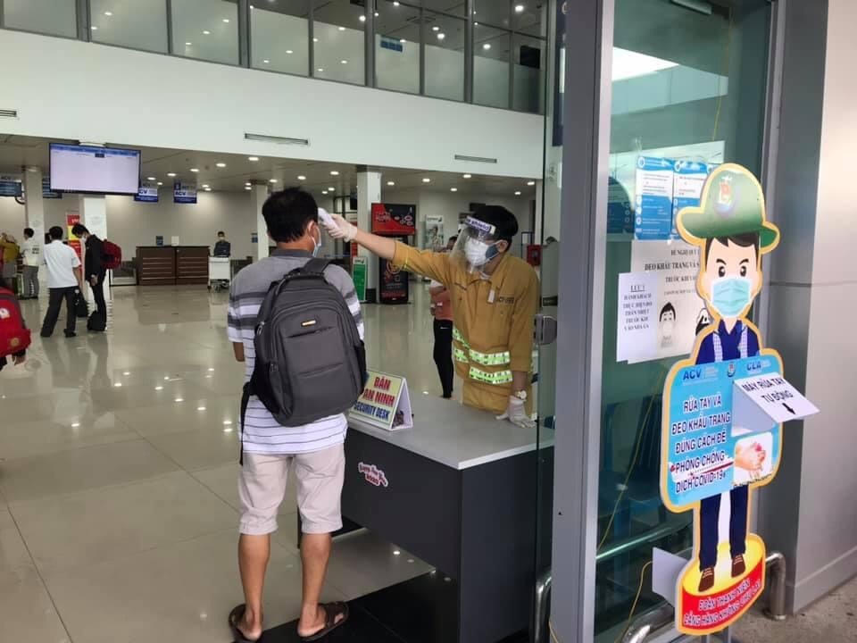 Thực hiện đo thân nhiệt tại sân bay Chu Lai.