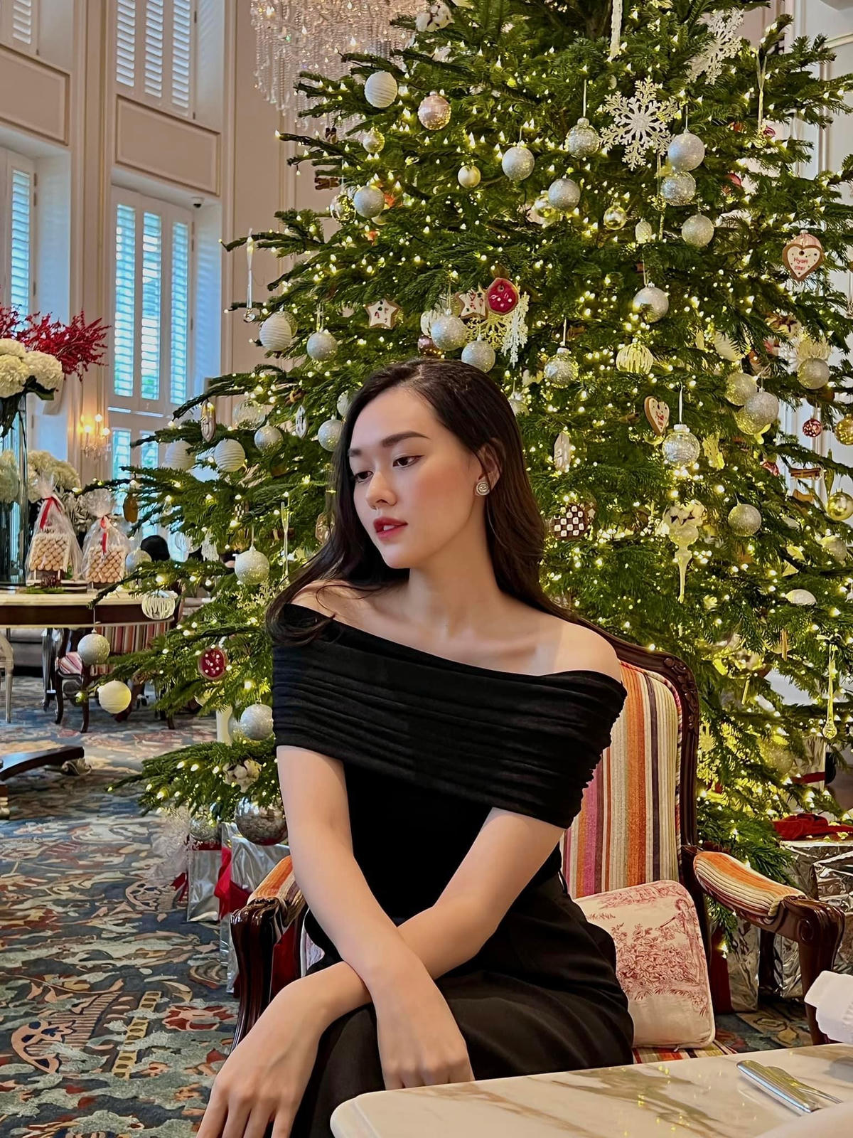 Mặc dù mới sinh con đầu lòng nhưng Tường San nhanh chóng lấy lại vóc dáng. Nàng Hậu gợi cảm thanh lịch đón lễ giáng sinh bên những người thân.