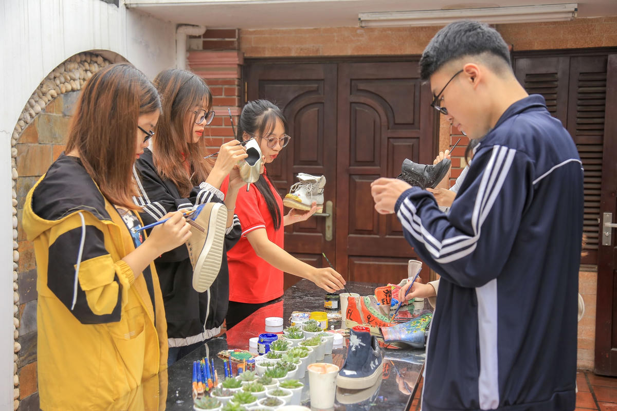 Nhóm sinh viên Hà Nội 'hoàn sinh' giày lỗi thành chậu cây để gây quỹ từ thiện