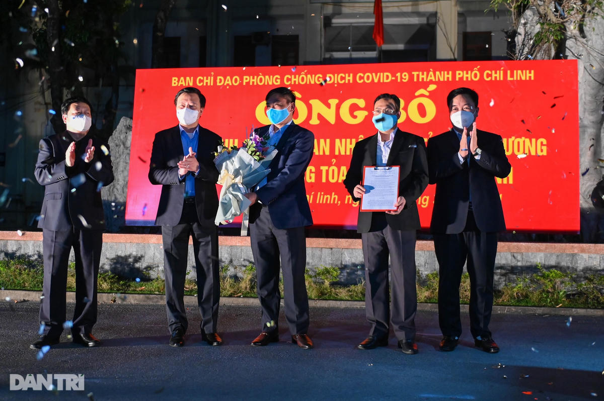 Pháo hoa rực rỡ, người dân vỡ òa cảm xúc khi TP Chí Linh được gỡ phong tỏa