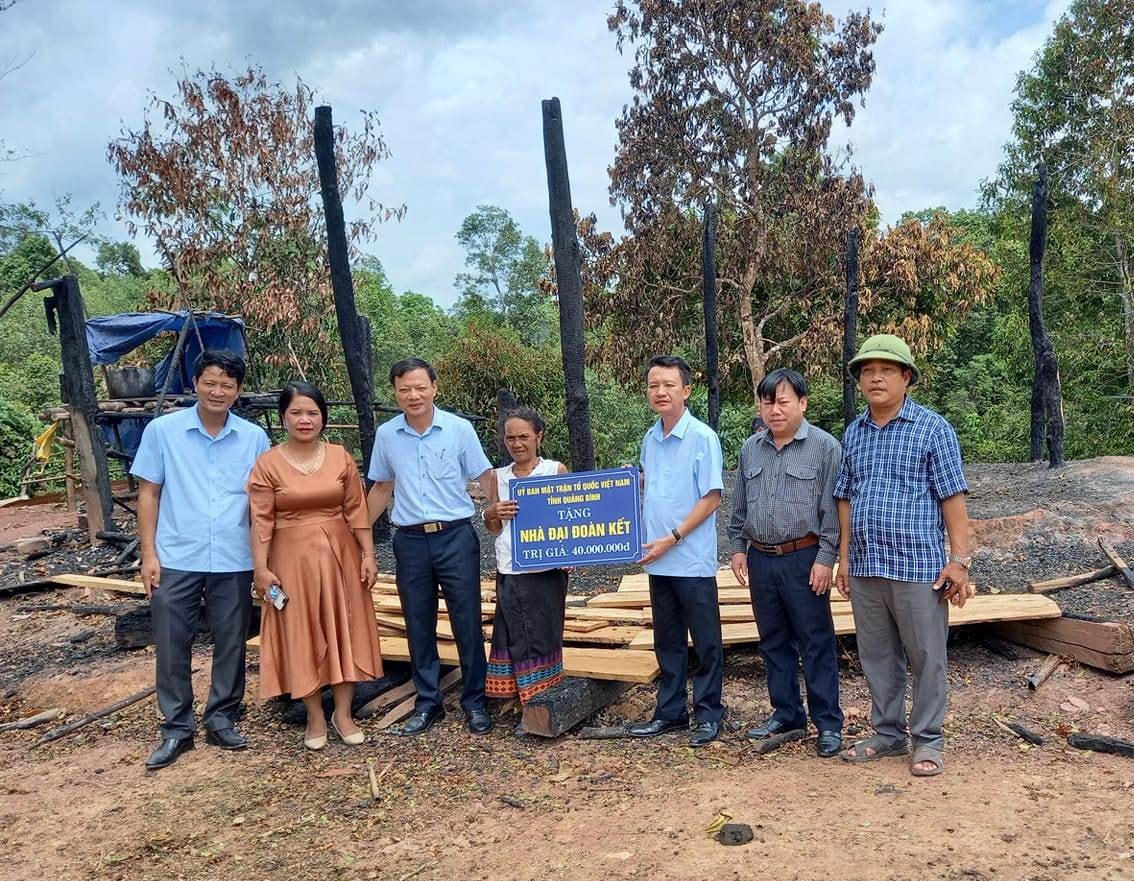 Ủy ban MTTQ Việt Nam tỉnh Quảng Bình hỗ trợ gia đình bà Kiêng 40 triệu đồng đêr làm lại nhà.