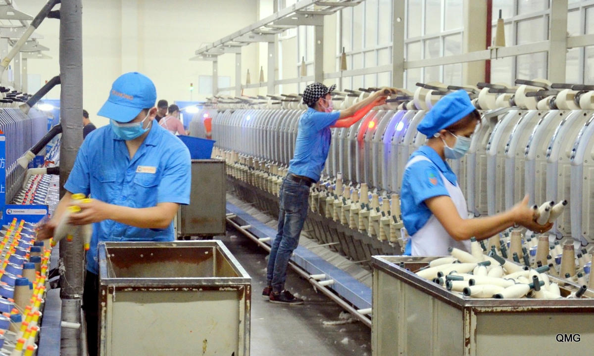 Vừa sản xuất vừa chống dịch.