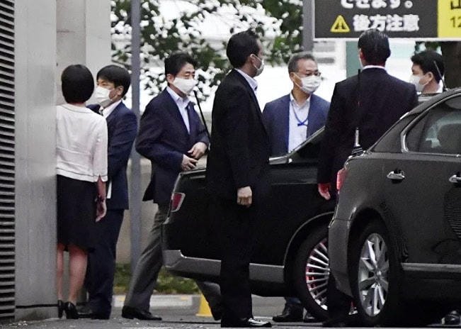 Thủ tướng Nhật Bản Abe Shinzo lên ô tô rời khỏi Bệnh viện Đại học Keio ở Tokyo, Nhật Bản, ngày 17/8/2020. Ảnh: Kyoto.