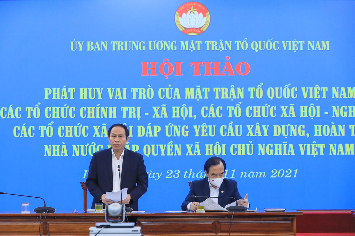 Phó Chủ tịch - Tổng Thư ký UBTƯ MTTQ Việt Nam Lê Tiến Châu phát biểu tại Hội thảo.