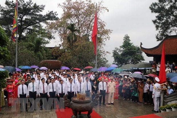 Thay mặt đồng bào cả nước, lãnh đạo tỉnh Phú Thọ và đại diện các cấp chính quyền, đoàn thể đã thành kính dâng hương tưởng nhớ Tổ Mẫu Âu Cơ. (Ảnh : Trung Kiên/TTXVN).