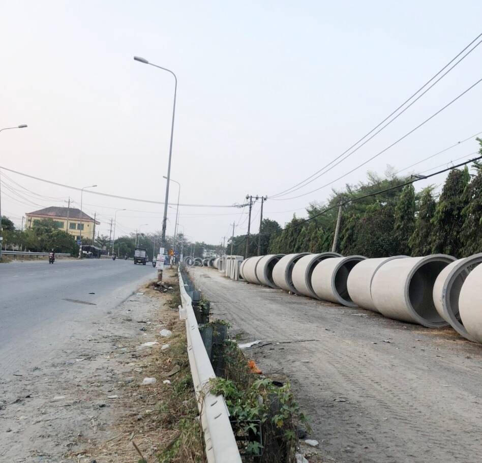 Nhiều ống cống với đường kính lớn, xếp liền nhau ở vỉa hè đường Đồng Khởi.