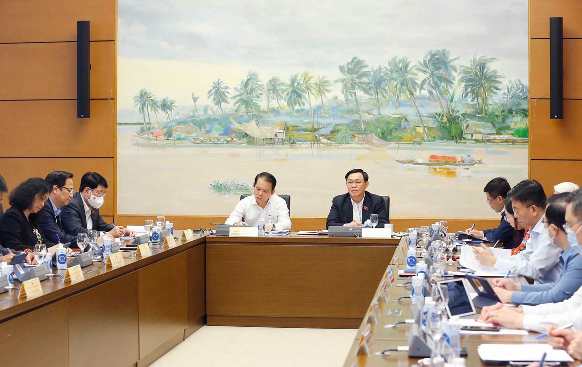 Chủ tịch Quốc hội Vương Đình Huệ chủ trì buổi thảo luận tại Tổ về tình hình kinh tế - xã hội và công tác phòng, chống dịch Covid-19.