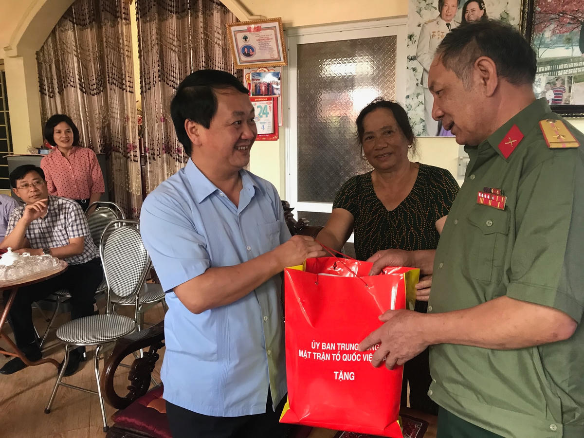 Phó Chủ tịch - Tổng Thư ký Hầu A Lềnh thăm gia đình cựu chiến binh nhân ngày Thương binh - Liệt sỹ 27-7.