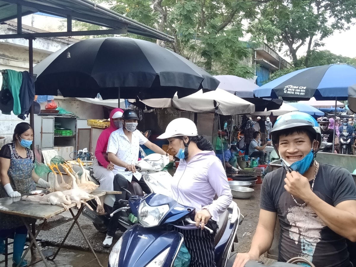 Một người mua hàng nhanh chóng đeo lại khẩu trang khi bắt gặp phóng viên hướng máy ảnh về phía mình.