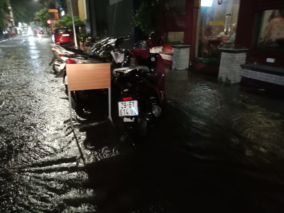 Đường phố ngập như sông.