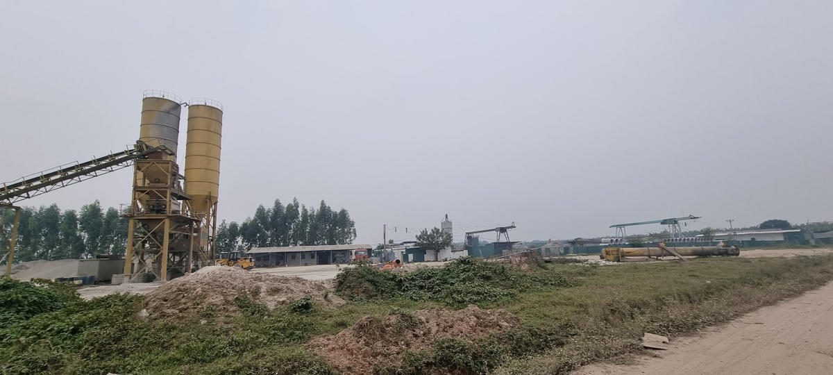 Các trạm trộn bê tông còn là nguyên nhân gây ô nhiễm môi trường. Ảnh: Nam Anh.