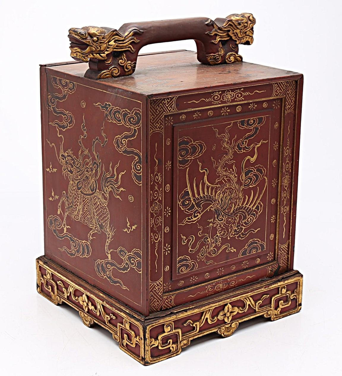 Mặt sau của chiếc mũ.