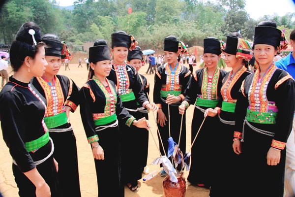 Đồng bào dân tộc Khơ Mú.