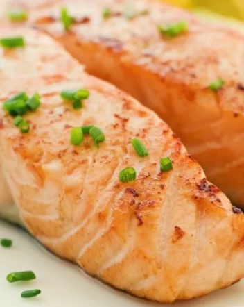 Cá hồi cung cấp omega-3 cho làn da, giúp giảm viêm cho da.