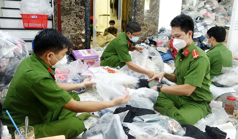 Lực lượng công an kiểm tra và kiểm đếm số lượng hàng hóa.