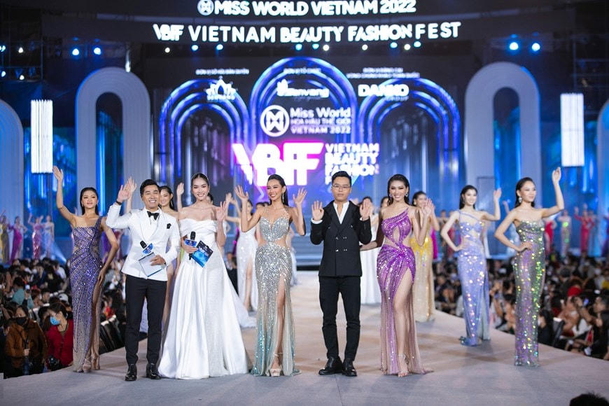 “Vietnam Beauty Fashion Fest” lần đầu tiên được công bố và ra mắt trong khuôn khổ cuộc thi “Người đẹp thời trang – Miss World Việt Nam 2022”. Chuỗi chương trình là sự kết hợp giữa nhan sắc và thời trang được các hoa hậu, á hậu và những người mẫu hàng đầu trong làng mốt Việt trình diễn.