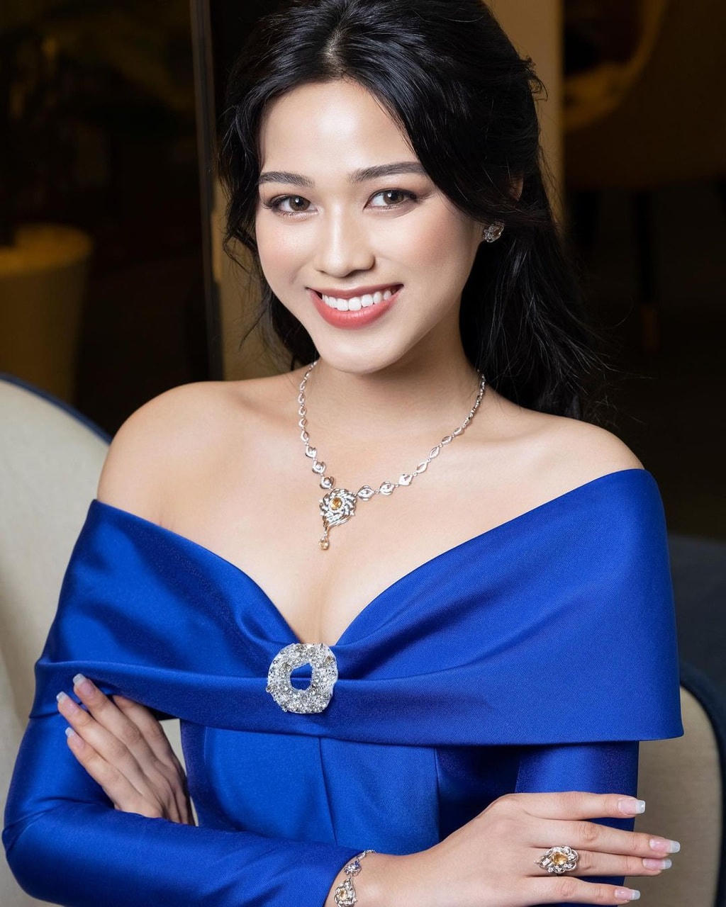Phong cách trang điểm của người đẹp 19 tuổi cũng có nhiều thay đổi. Cô bắt đầu theo đuổi lối tô điểm kiểu Tây với mắt khói, lông mi dày cong vút, đánh khối kỹ càng tạo góc cạnh trên gương mặt và son môi màu nude hoặc hồng đất.