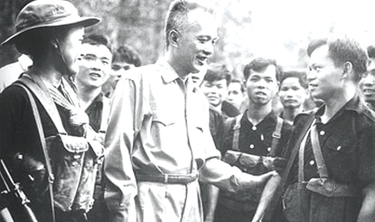 Luật sư Nguyễn Hữu Thọ, Chủ tịch Ủy ban Trung ương Mặt trận Dân tộc Giải phóng miền Nam Việt Nam với các chiến sĩ quân giải phóng. Ảnh tư liệu.