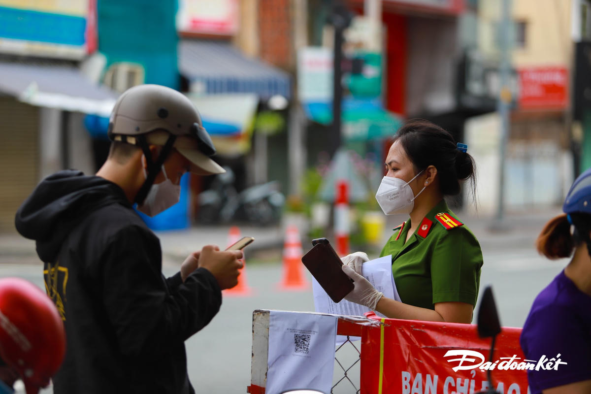 [ẢNH] Người dân vất vả khai báo ‘di biến động dân cư'