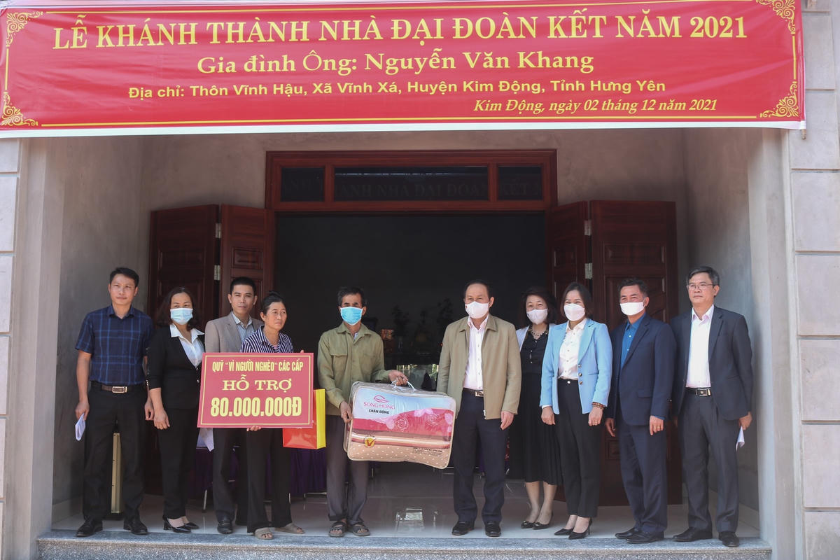 Phó Chủ tịch - Tổng Thư ký Lê Tiến Châu cùng các đại biểu hòa chung niềm vui đón mừng ngôi nhà Đại đoàn kết của gia đình ông Nguyễn Văn Khang.