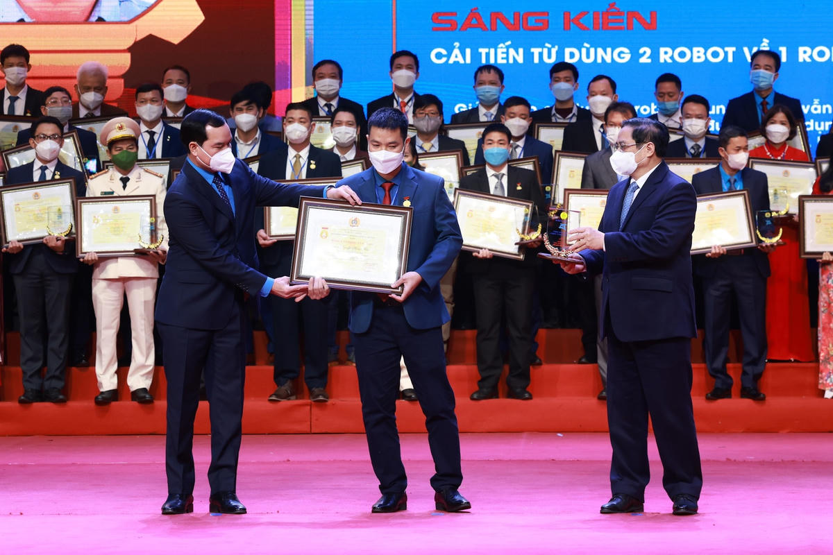 Thủ tương Chính phủ Phạm Minh Chính và Chủ tịch Tổng LĐLĐ Việt Nam Nguyễn Đình Khang tuyên dương các tập thể, cá nhân tiêu biểu. 
