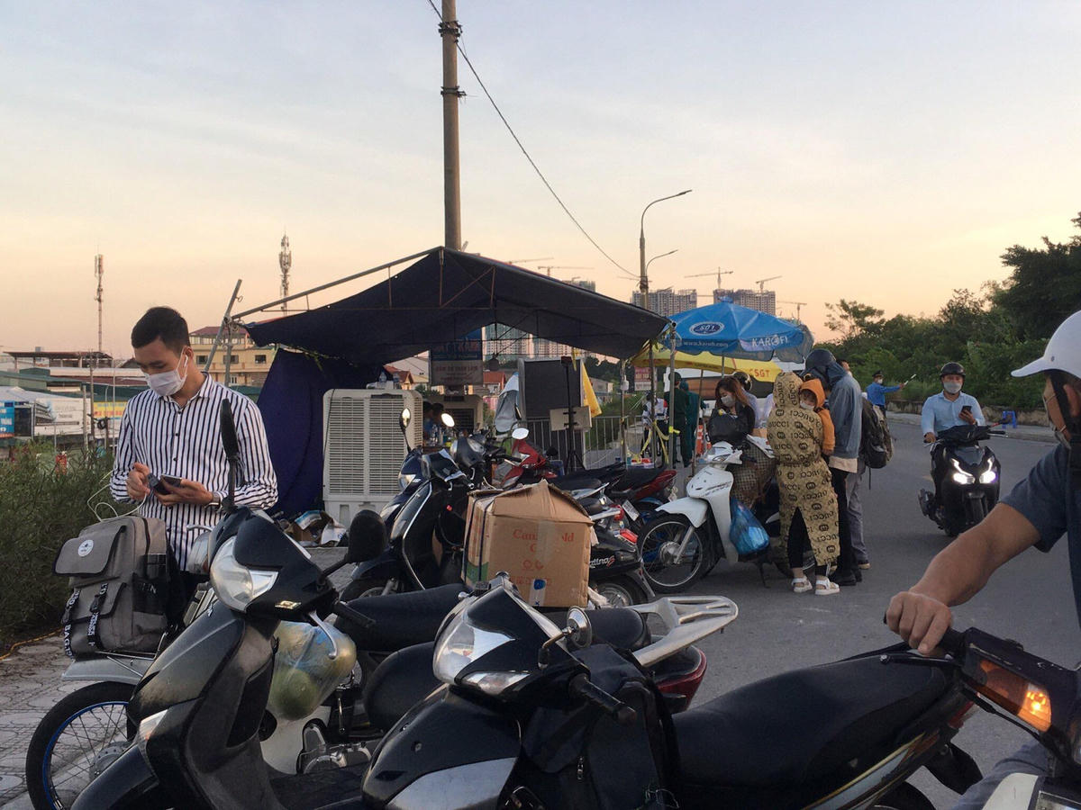 Các chốt kiểm soát ra vào TP Hà Nội vẫn hoạt động nghiêm ngặt