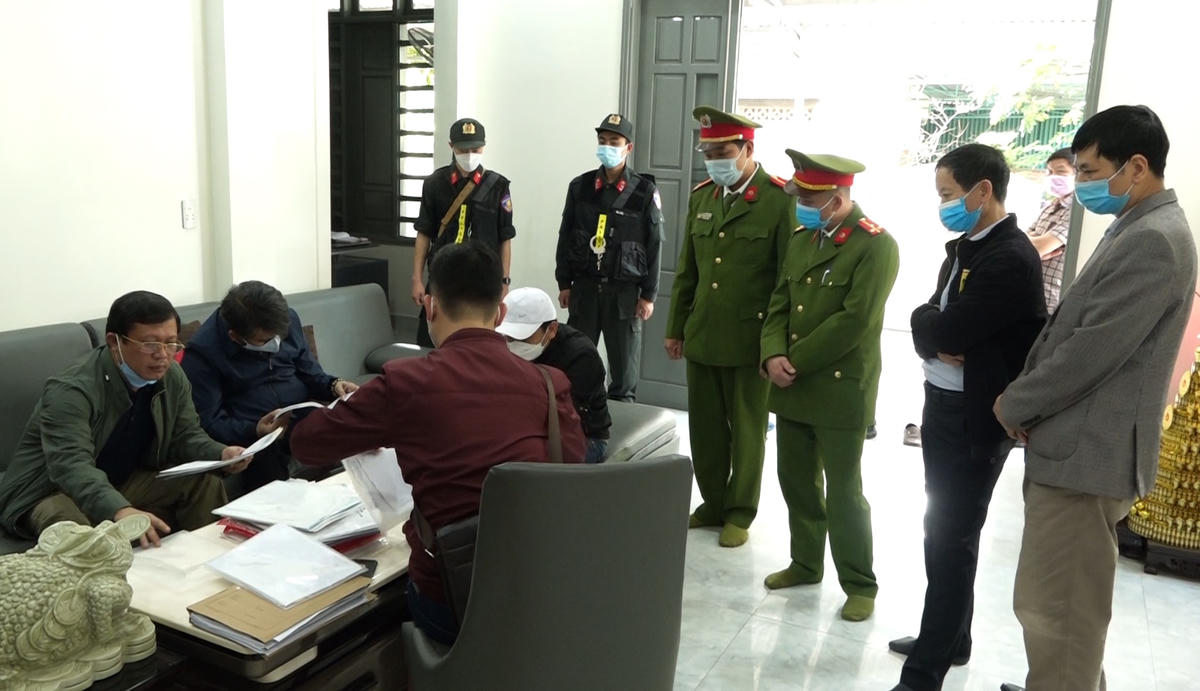 Cơ quan chức năng khám xét chỗ ở của các đối tượng cho vay nặng lãi.