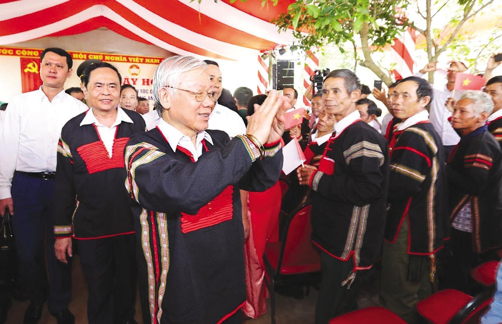 Tổng Bí thư, Chủ tịch nước Nguyễn Phú Trọng và Bí thư Trung ương Đảng, Chủ tịch UBTƯ MTTQ Việt Nam Trần Thanh Mẫn trong Ngày hội Đại đoàn kết toàn dân tộc tại xã Dur Kmăl (huyện Krông Ana, tỉnh Đăk Lăk), tháng 11/2018. Ảnh: TTXVN.