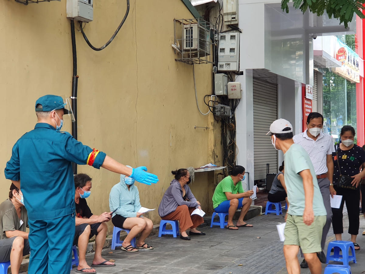 Lực lượng chức năng tham gia điều động người dân vào khu vực lấy mẫu xét nghiệm.