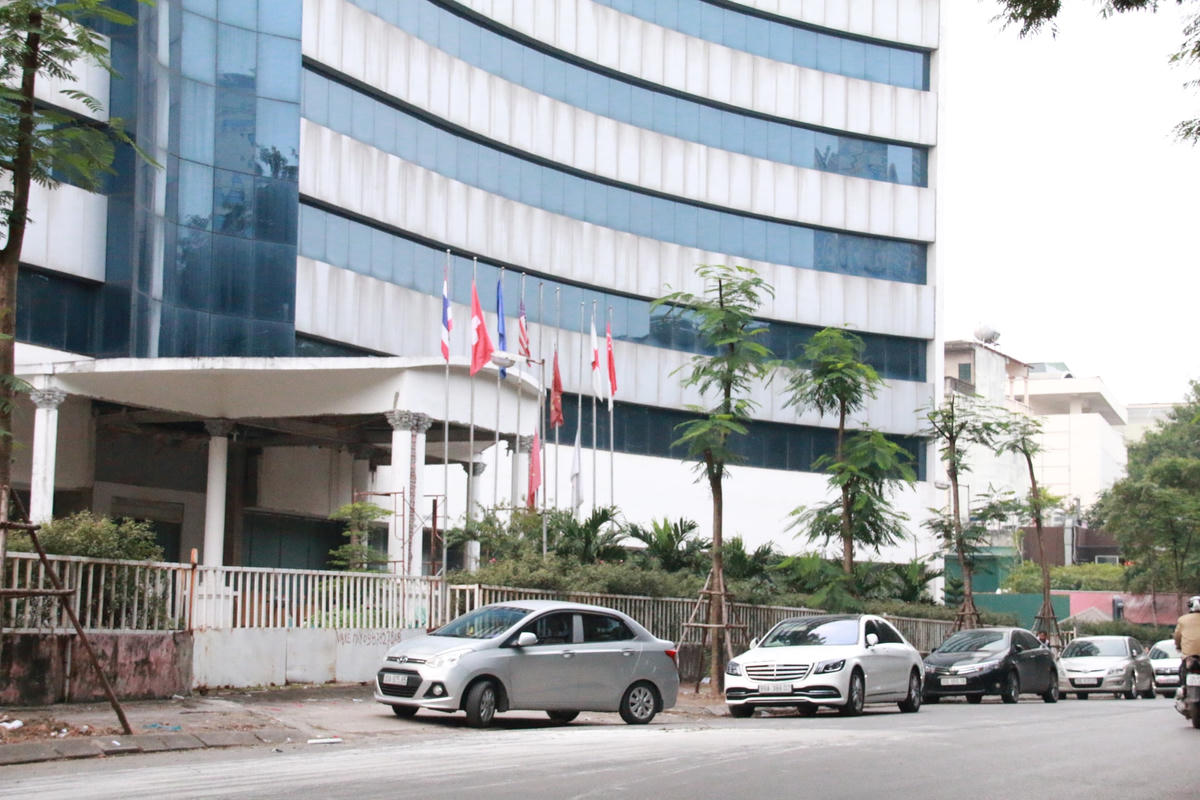 Cổng bệnh viện nghiễm nhiên trở thành nơi đỗ xe ô tô.